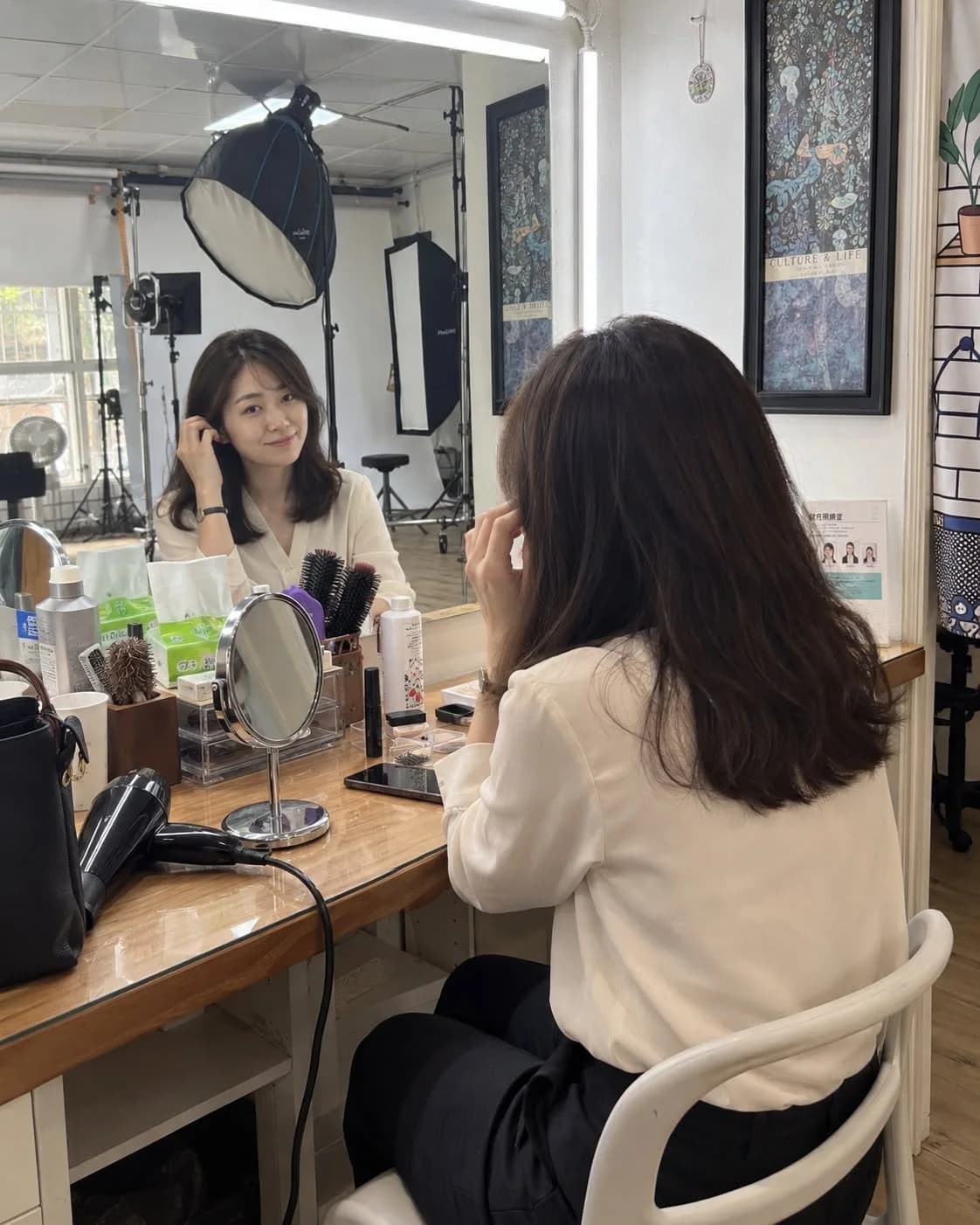 女子坐在鏡子前整理頭髮，AI 情境圖