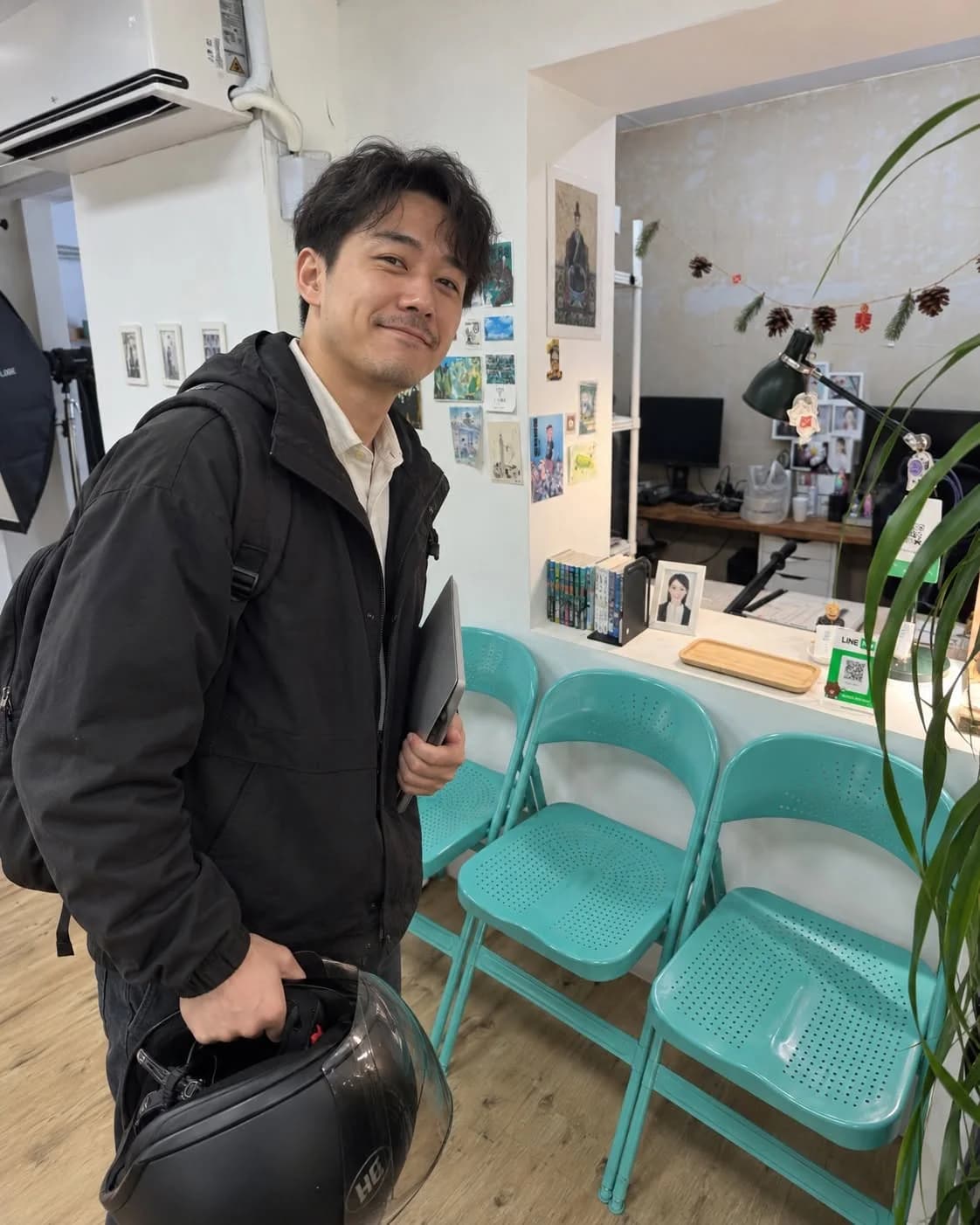 手拿安全帽與資料、站在照面櫃檯前的男子，AI 情境圖