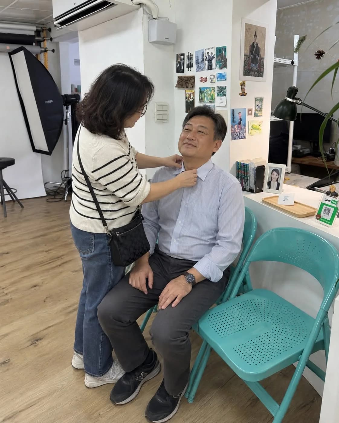 太太替坐著的先生整理衣領，AI 情境圖